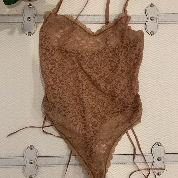 TAN LACE THONG BODYSUIT - Picture 3 of 4